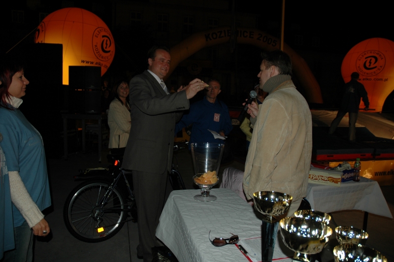 Burmistrz Tomasz Śmietanka losuje nagrody dla publiczności, w tym trzy rowery