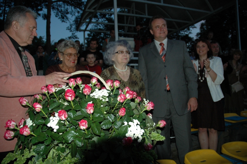 kosz jubileuszowych róż dla Krystyny Klimczuk - patrona honorowego festiwalu