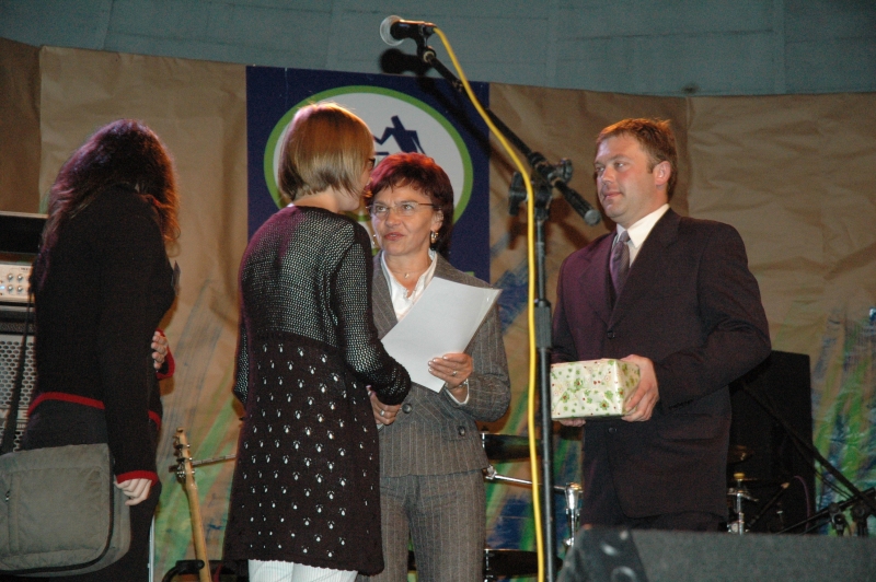 Nagrody w kategorii młodzież wręczyli przedstawiciele starosty powiatu kozienickiego: Jadwiga Kręcisz (skarbnik powiatu) i Jarosław Chlewicki (sekretarz powiatu)