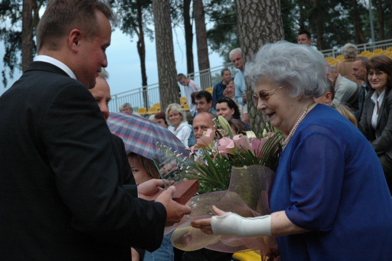 Kwiaty dla Krystyny Klimczuk - patrona honorowego festiwalu