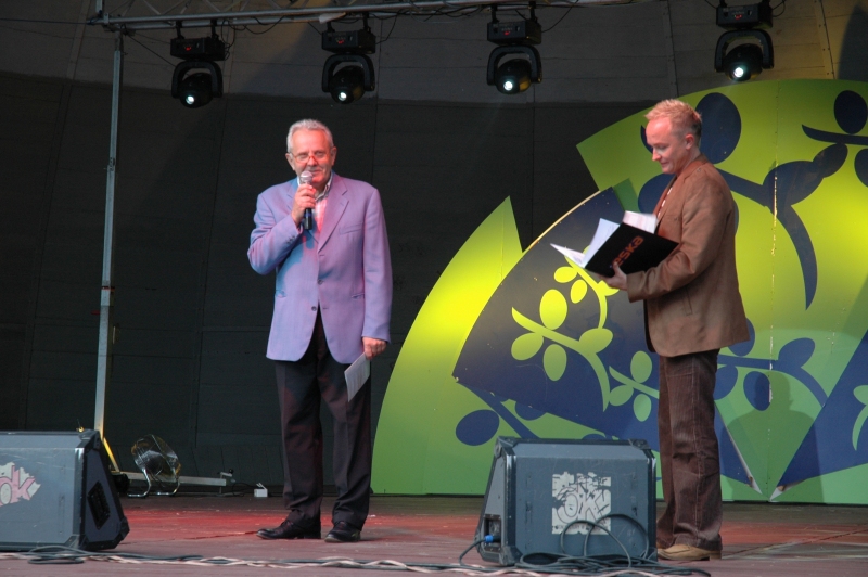 Prezentacje otworzył Marek Łuczyński - dyrektor Kozienickiego Centrum Kultury, Rekreacji i Sportu (z lewej), zaś koncert finałowy poprowadził Wojciech Szymański z Radia ESKA
