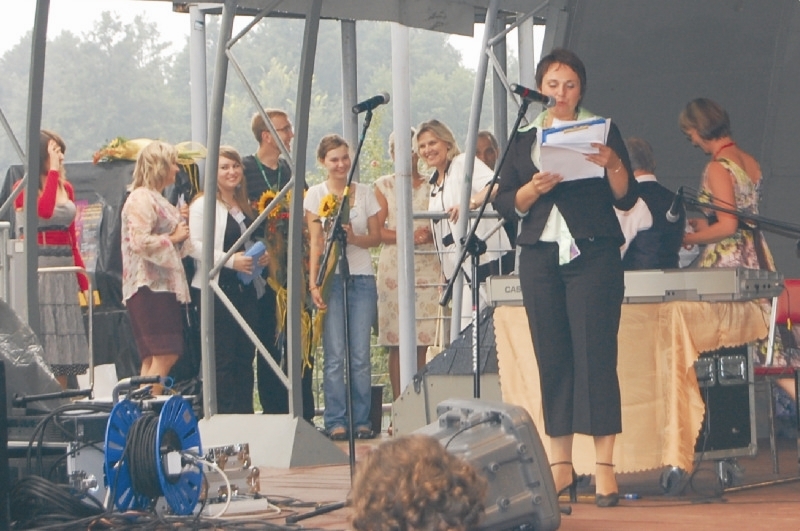 Koncert galowy poprowadziła Agnieszka Wieczorek-Siek z Radia REKORD (w tle niezawodni wolontariusze) 