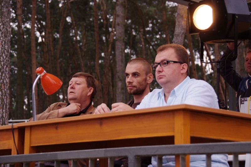 Jury obradowało w składzie (od prawej): ks. Dariusz Sałek - przewodniczący, Piotr Dąbrówka i Marek Ślufarski