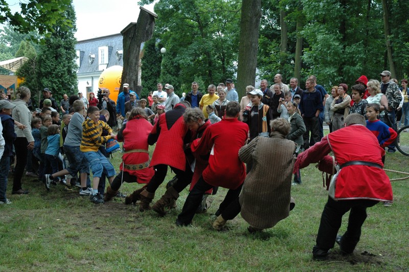 Zabawy plebejskie dla publiczności: turniej siłaczy - przeciąganie liny: mieszkańcy Kozienic kontra rycerstwo 
