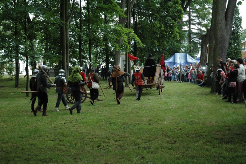 Drużyna rycerzy husyckich z repliką bojowego wozu taborytów 
