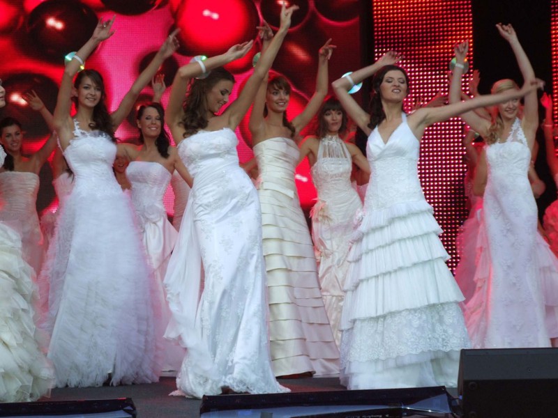 W sobotni wieczór kandydatki do tytułu Miss Polski z niezwykłą gracją zaprezentowały się przed wspaniałą kozienicką publicznością m.in. w sukniach ślubnych.